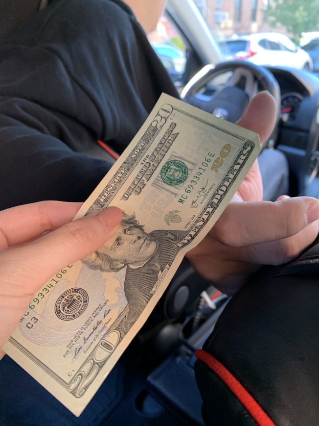 搭乘电召车，给小费是对司机的一种鼓励。（刘大琪／摄影）