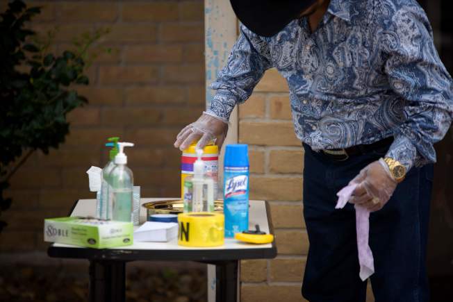 以消毒溼巾擦拭物品之后，应该静置三分钟到五分钟。(Getty Images)